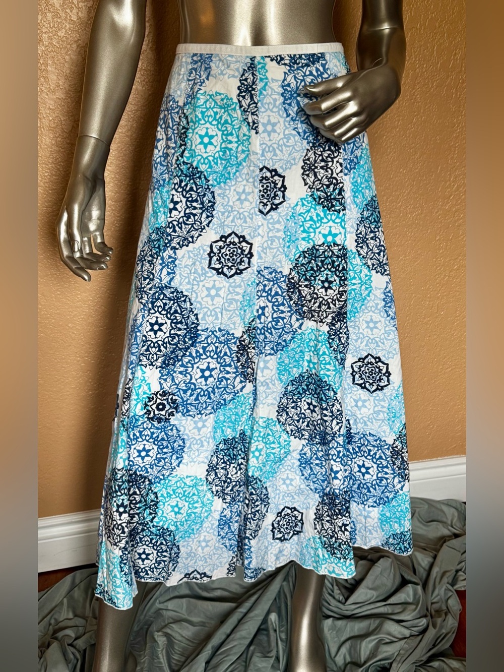 Talbots Medallion/Mandala Print Maxi Skirt crafted from 100% cotton.